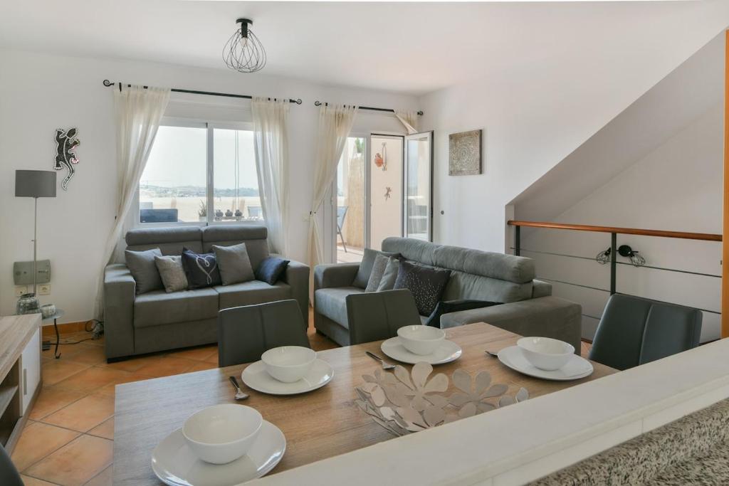 Sea views and hot tub close to beach - 2