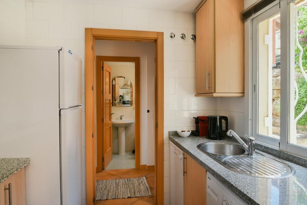 Sea views and hot tub close to beach - 4