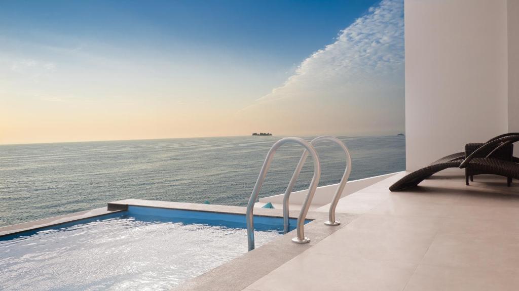 スイミングプール