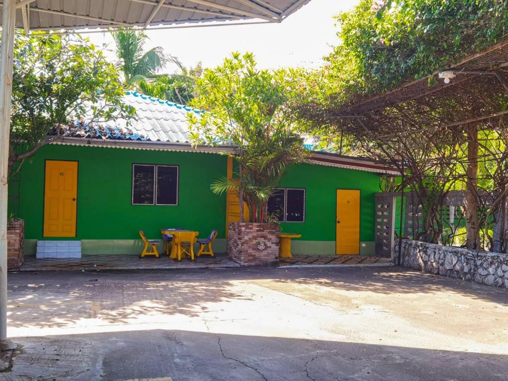 แฝดสามการ์เด้นท์รีสอร์ท, Sattahip