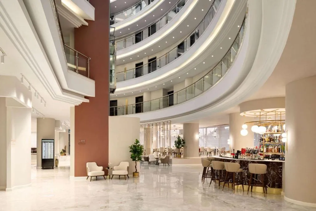 Ramada by Wyndham Bucharest Otopeni Airport, hotel in Otopeni
