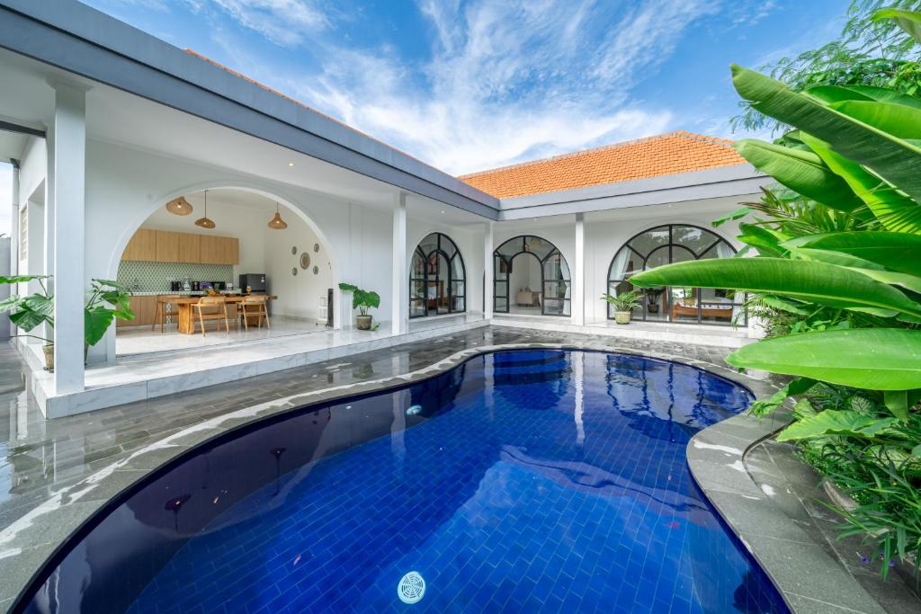 Omm - Luxury Awaits - Brand New 3-Bedroom Villa with Huge Pool in a Perfect Spot, Canggu