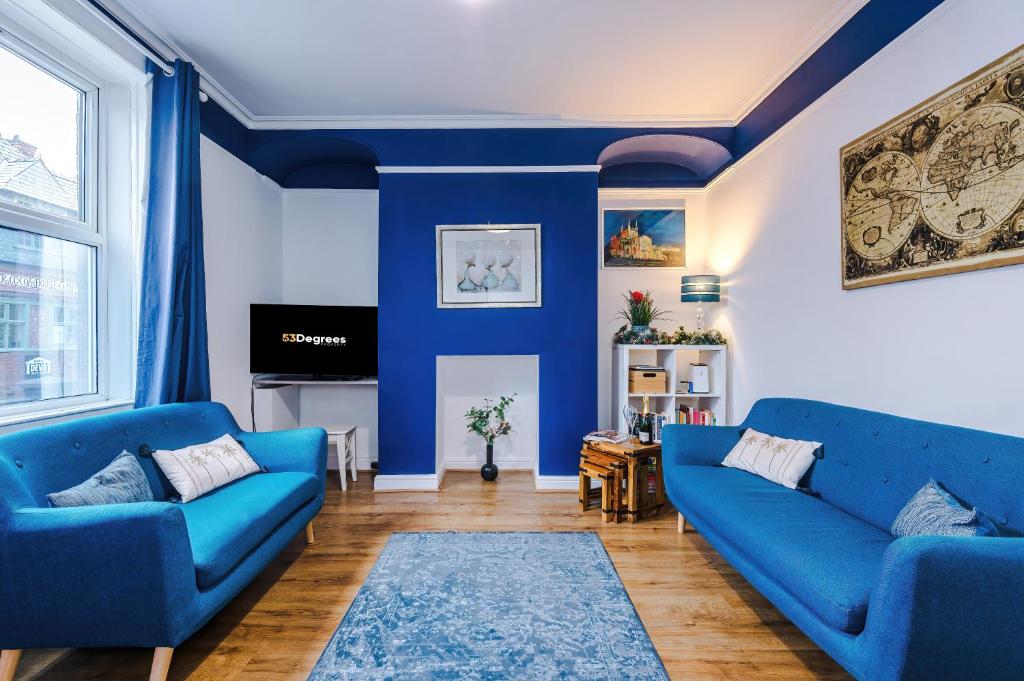 Charming Home in Chester by 53 Degrees Property, Ideal for Family Getaways, Central Location!, Chester