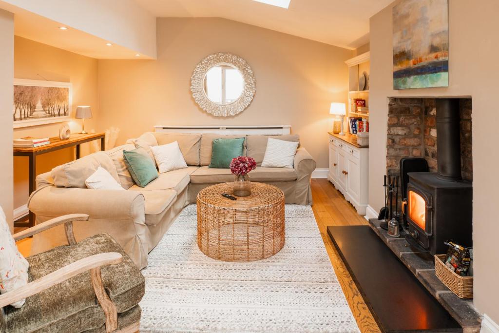 Spacious & Modern 4 bed home in Chester with parking for 1 car, Chester