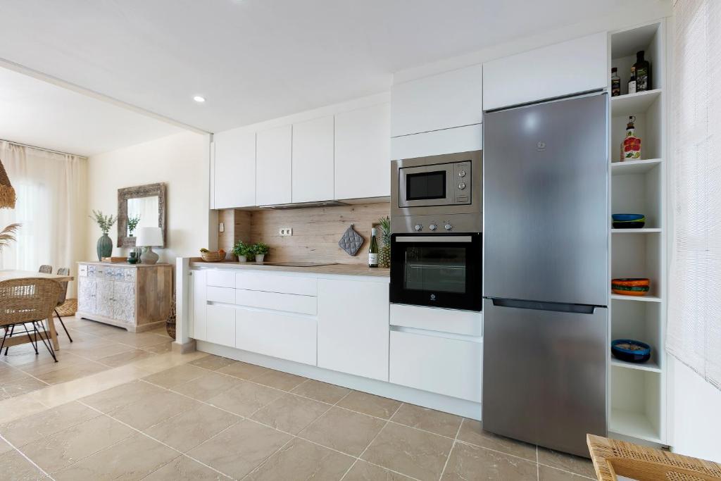 Sun-Soaked Home - Panoramic Sea View, Pool, Parking - 4