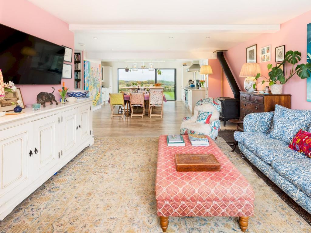 Pass the Keys Idyllic family home Stunning views Garden, Notgrove