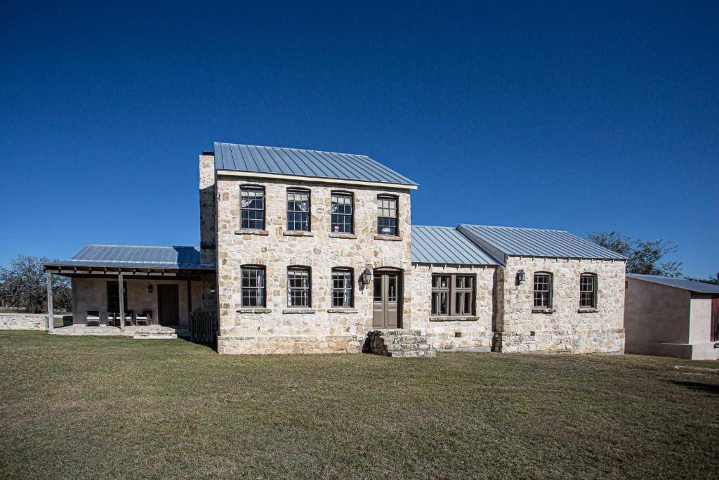 Spacious Group Retreat 3 Units Close to Wineries, Fredericksburg