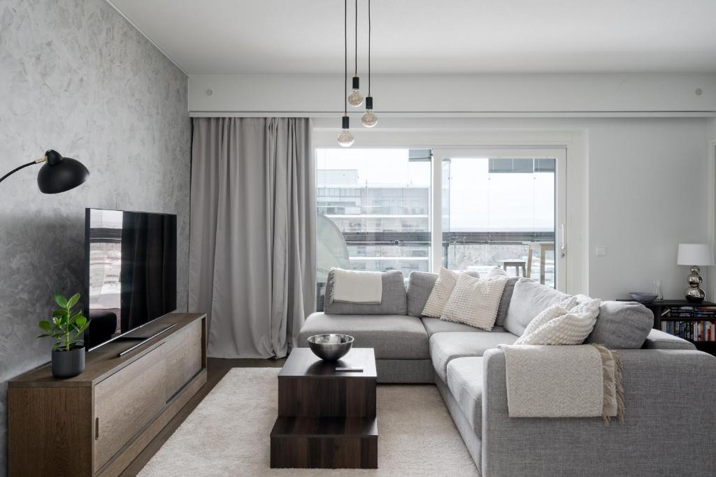 Modern 1BR Apartment with Balcony at Tripla Pasila, 5 mins to Helsinki City Center, Helsinky