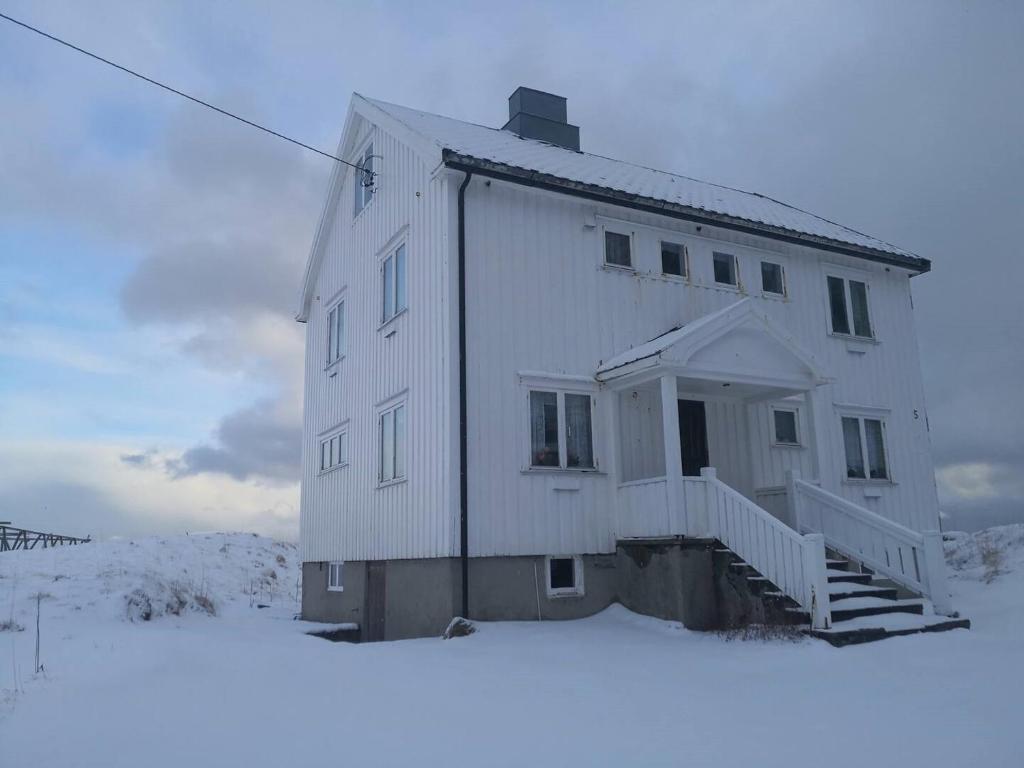 House with amazing view & location in Tind, Sørvågen