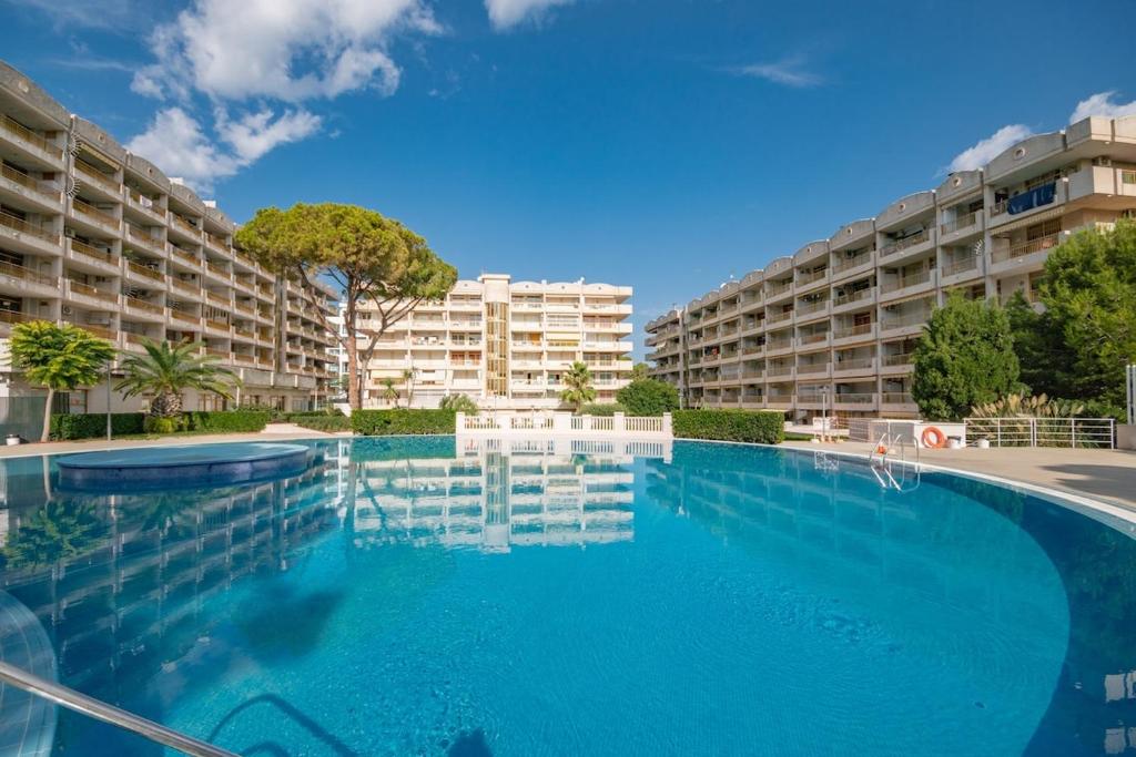 Salou-Modern-Pool-5'playa-2room-PortAvntura-AC13 - 2