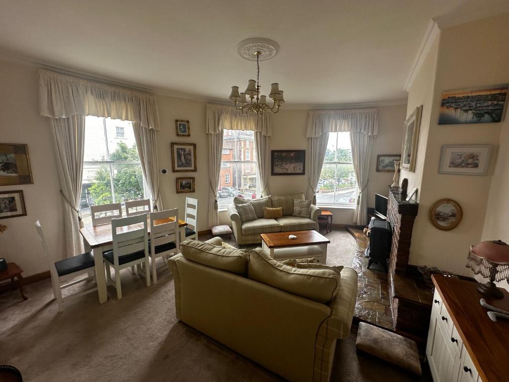4-Beds Sleeps 8 Sea View & Pet Friendly, Scarborough