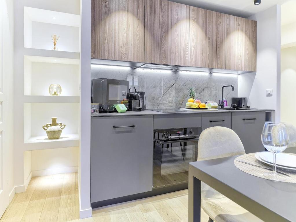 Hyper Centre - Charming duplex - Luxury - Reversible air conditioning - 10 mins from Place MASSENA - 5