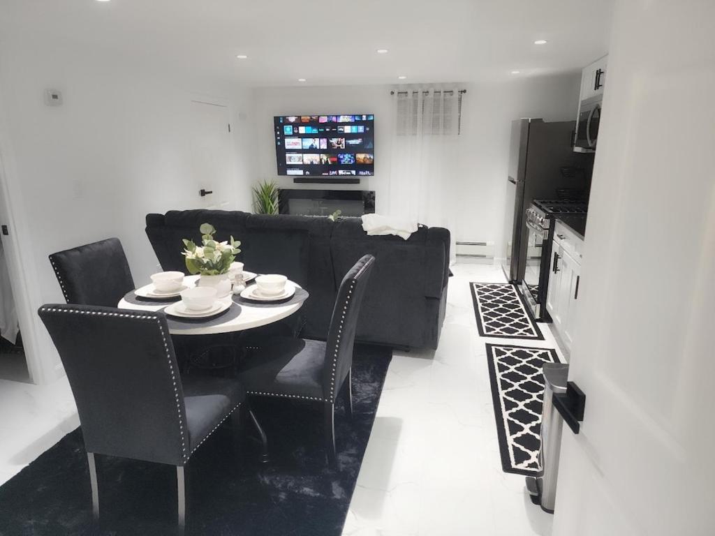 Baldwin, NY 1 Bedroom Apartment Queen Size Bed, Baldwin