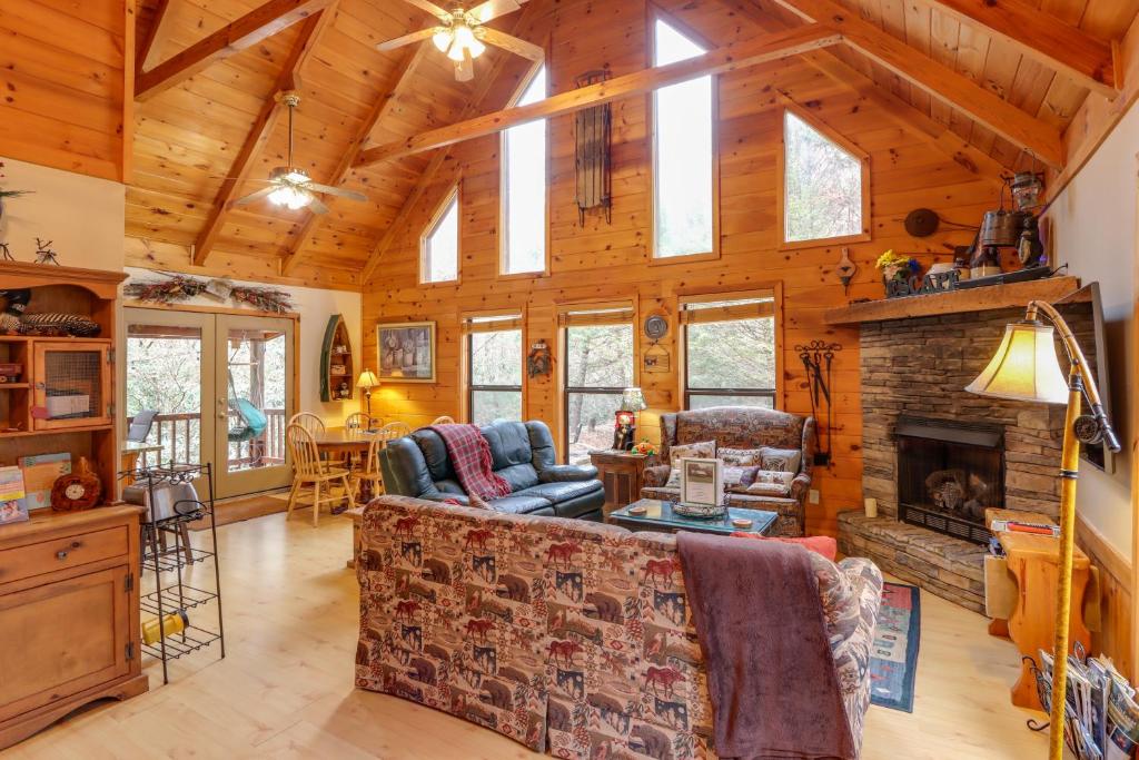 Creek Bend Escape with Hot Tub and River Views!, McCaysville