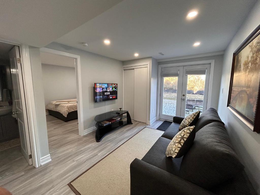 Rita's Kunjo - 2BR, 3BD, 2WR, Full Ktchn, Living, Whitby