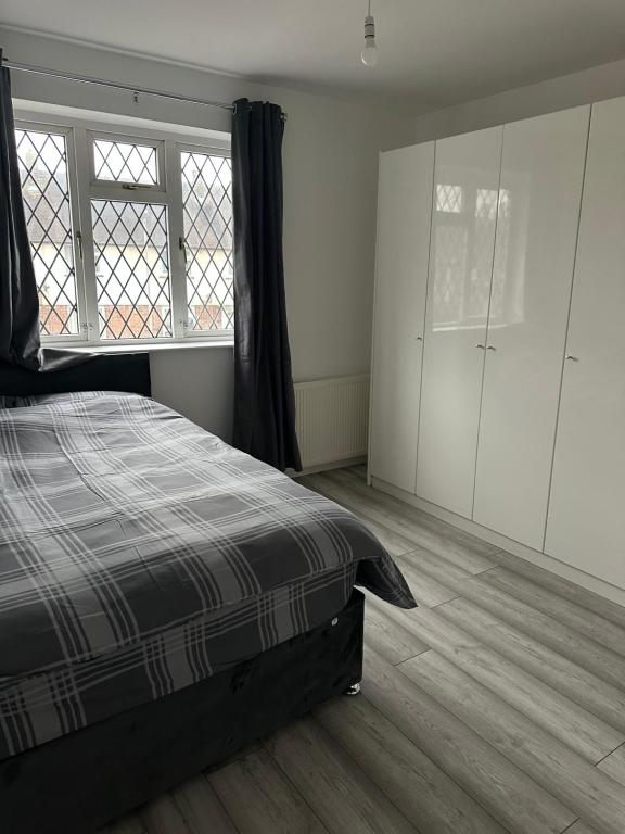 The Peacock House 7 mins from Luton airport, Luton