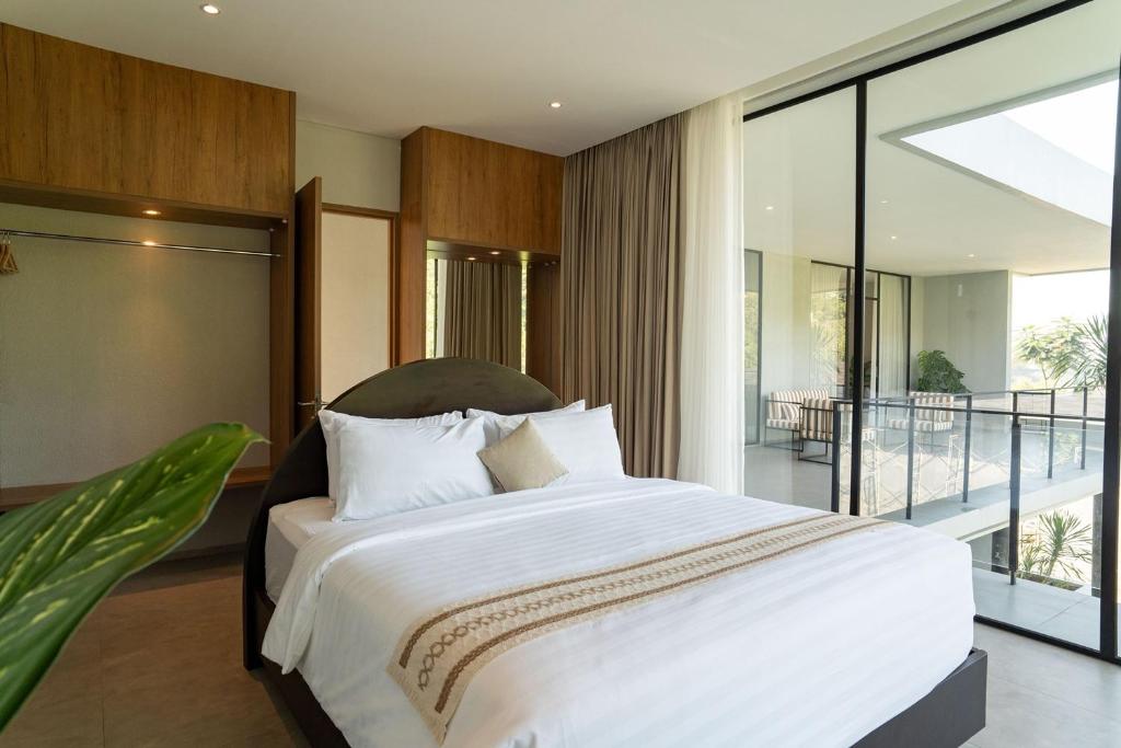 Kireina Mori Forest View Villa 6 bedrooms with a private heated swimming pool and a movie room Kireina Mori Forest View Villa 6 bedrooms with a private heated swimming pool and a movie room