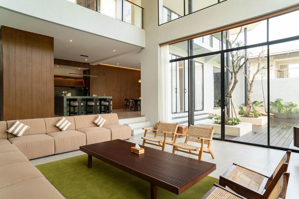 Kireina Mori Forest View Villa 6 bedrooms with a private heated swimming pool and a movie room Kireina Mori Forest View Villa 6 bedrooms with a private heated swimming pool and a movie room