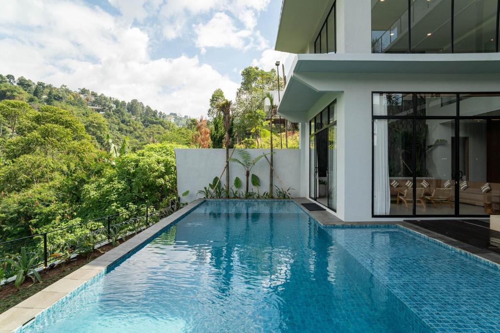 Kireina Mori Forest View Villa 6 bedrooms with a private heated swimming pool and a movie room Kireina Mori Forest View Villa 6 bedrooms with a private heated swimming pool and a movie room