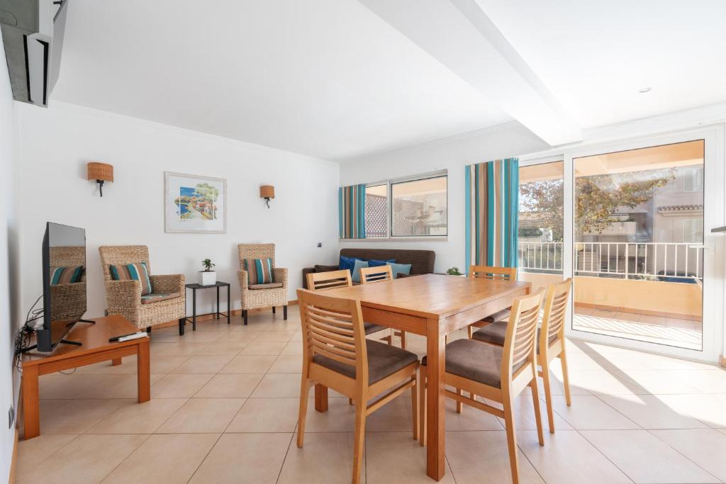 Comfortable Duplex Apartment with 2 bedrooms & 2 terrace 200 m away from the ocean, Porches