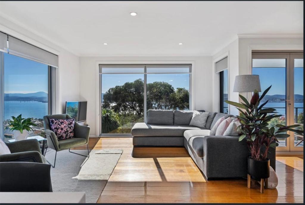 Nicolas Escape panoramic views luxury and space, Hobart