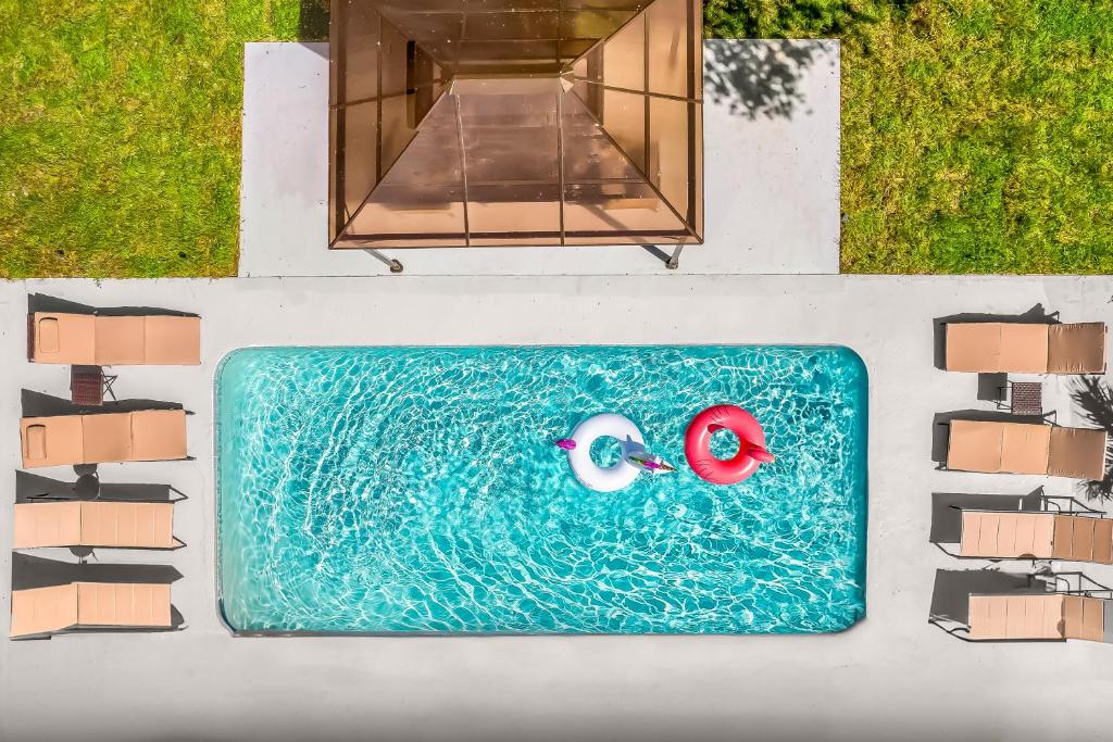 6 Bedrooms, Two Villas, Heated Pool, 2mil to Downtown, Naples