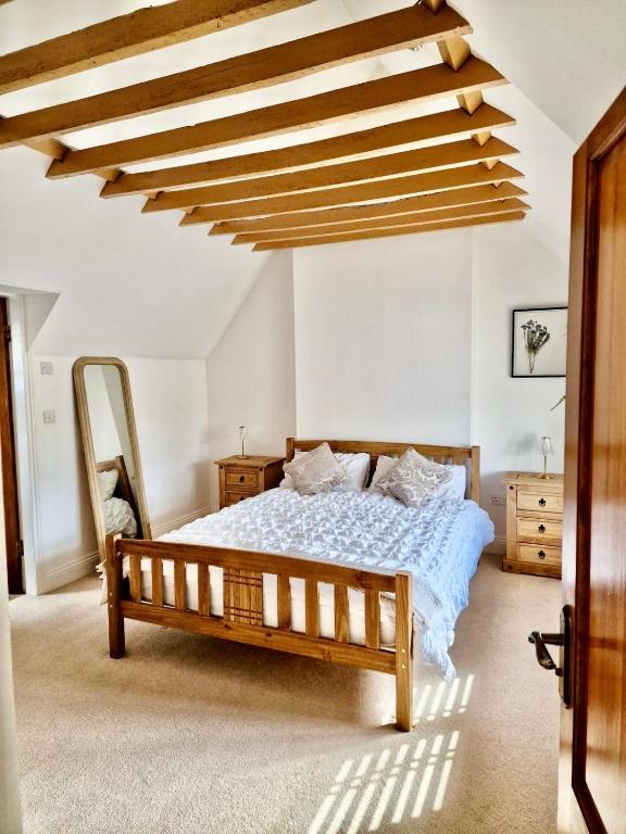 Spacious Double Bed Room Ensuite & Onsite Parking, Finchampstead