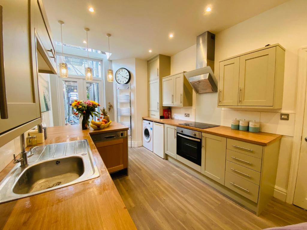 Blackpool - 4 Beds - Sleeps 10 - Pet Friendly, Blackpool