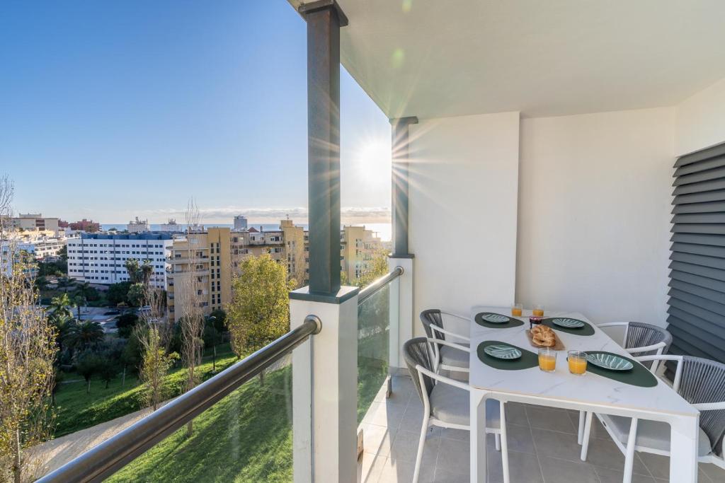 AR11 Stylish flat in perfect location, Estepona