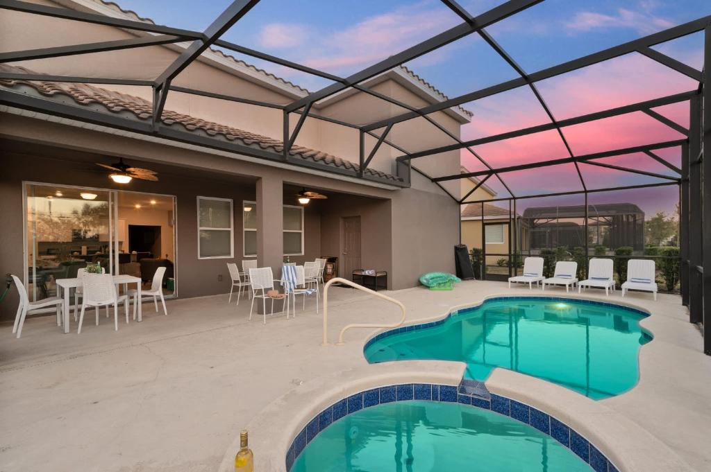 Private Pool Villa with Hot Tub 14 Mi to Disney, Davenport