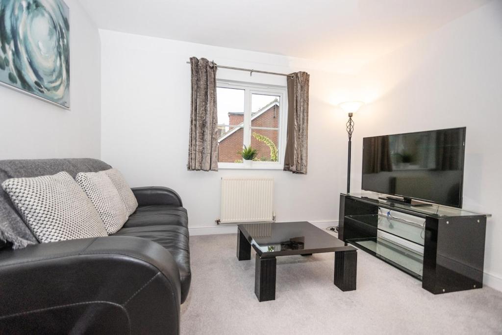 Doultons House Sleeps 5 in 2 Bedrooms Wifi Parking, Blunsdon Saint Andrew