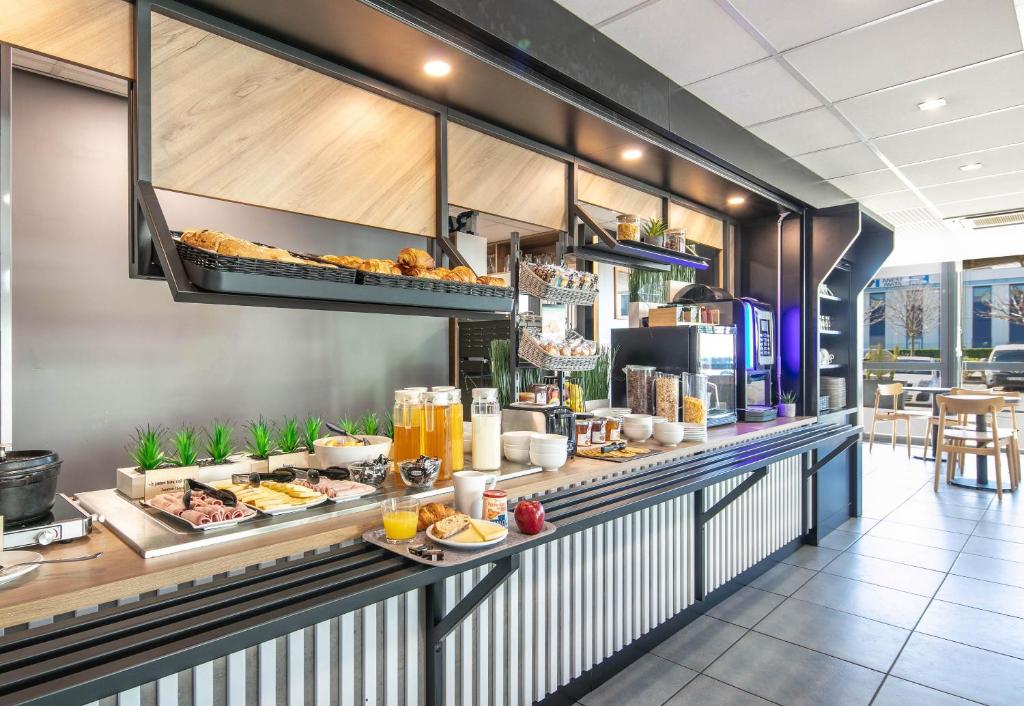 Food and beverages, B&B Lyon Aéroport Saint-Quentin-Fallavier in Saint-Quentin-Fallavier