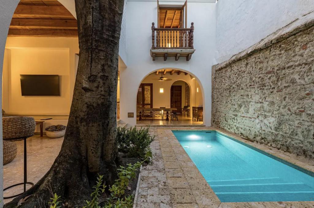 Colonial House with Pool - 5