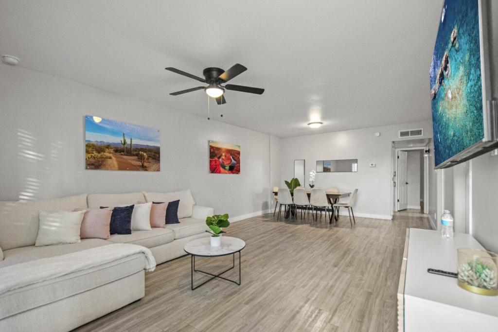Stylish 3B2B Haven in Scottsdale with Free Parking, Scottsdale