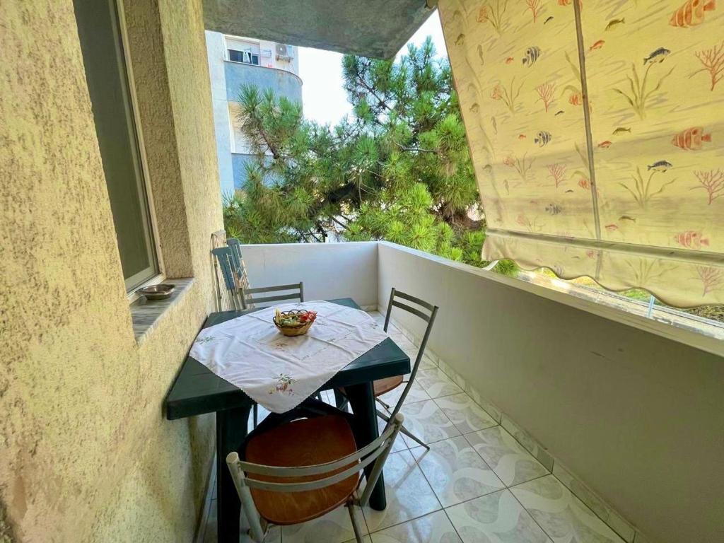 50 Steps to the Sea, Durrës