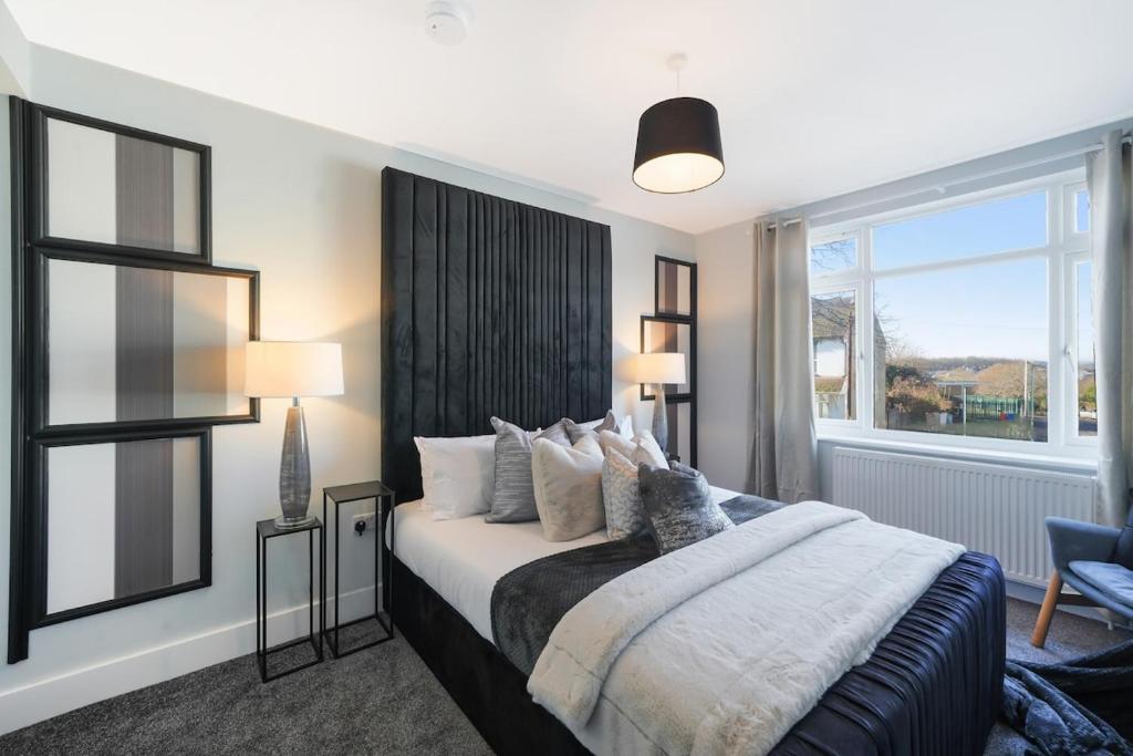 8 Bed home all-ensuites with multiple free parking, Gillingham