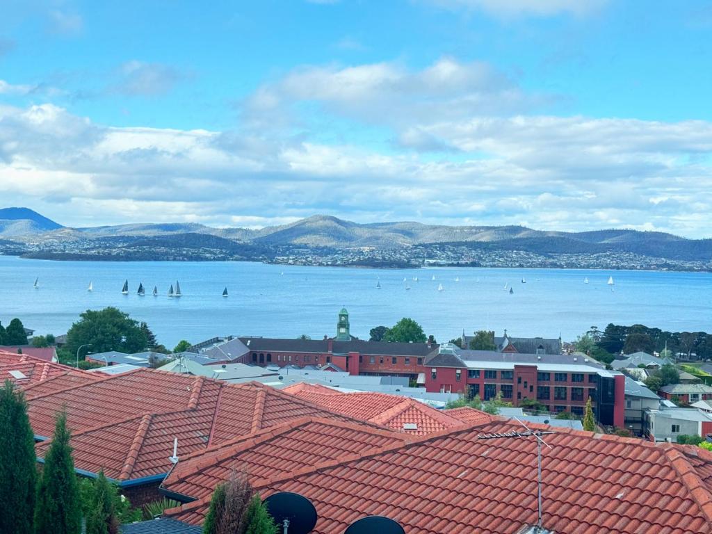 Lipscombe Escape panoramic views luxury and space, Hobart
