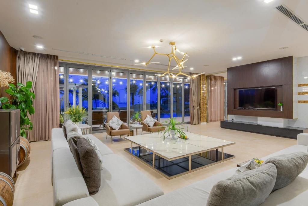 Shared lounge/TV area