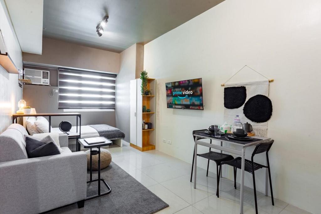 Makati Condo Near NAIA & Greenbelt - Free Parking!, Manila