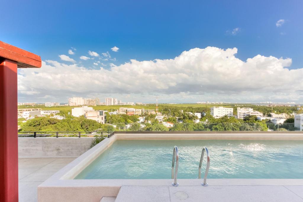 Centrally located apartment with Pool, Gym, Coworking and Wifi, Cancún