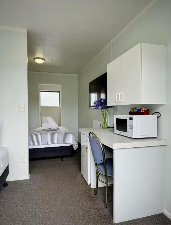 อาดิเลด โมเต็ล (Adelaide Motel)