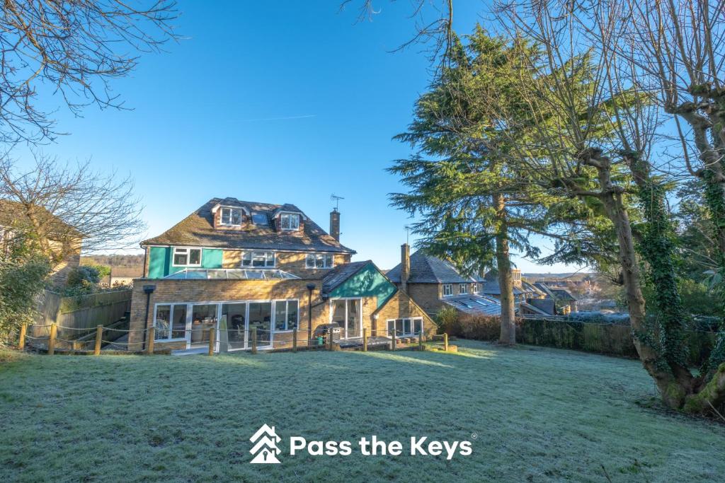 Spacious, Modern Family Home I Pass the Keys, Pangbourne