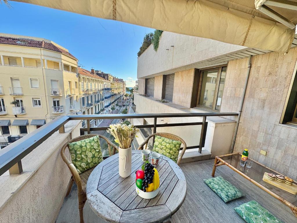 Belle terrasse apercu mer NAF568 - 2
