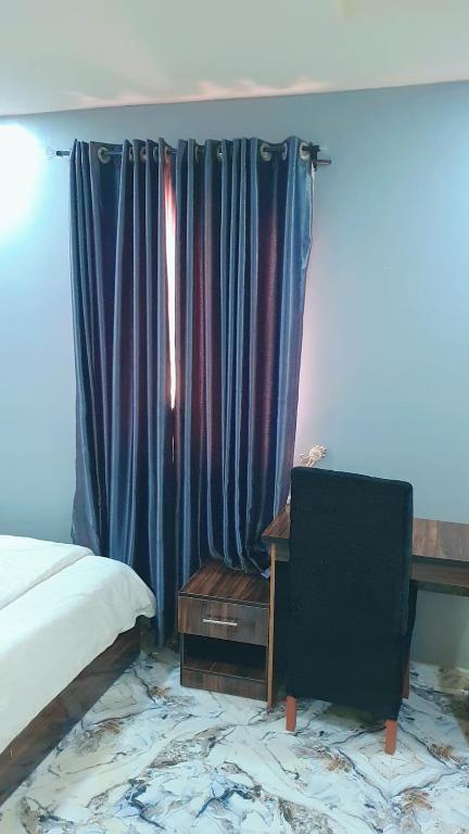 Pollyjolly Hotel And Suites, Oba Ile