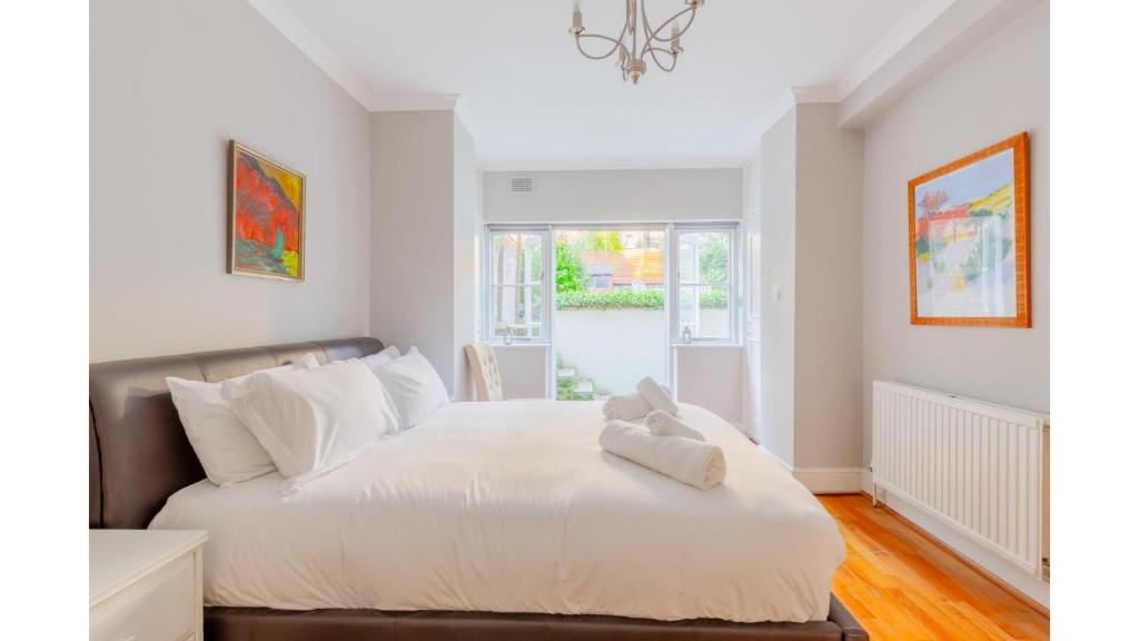 Sophisticated 2BD Flat with Patio West Kensington, Londres