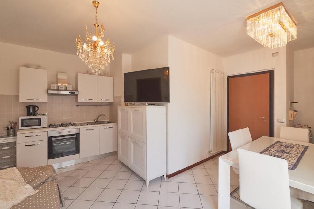 AM Stays 16 - Large Apartment steps from the Main Station - 4