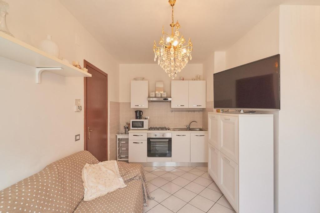 AM Stays 16 - Large Apartment steps from the Main Station - 5