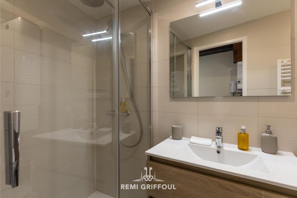 Le Bois Bleu 2nd Floor Elegance & Comfort in the Heart of Honfleur - 4