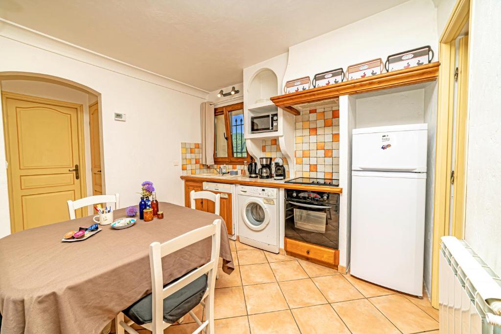 2 Bed Apartment Sleeps 6 - Pets Ok - Free Parking - 2