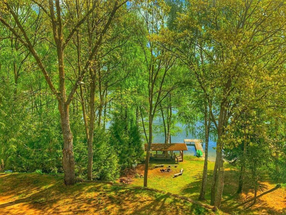 Dom z plażą nad jeziorem Dejnowa, Pilec